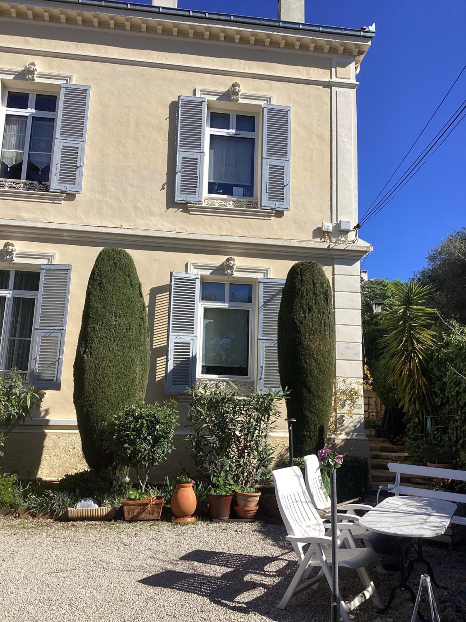 Apartment T4 *